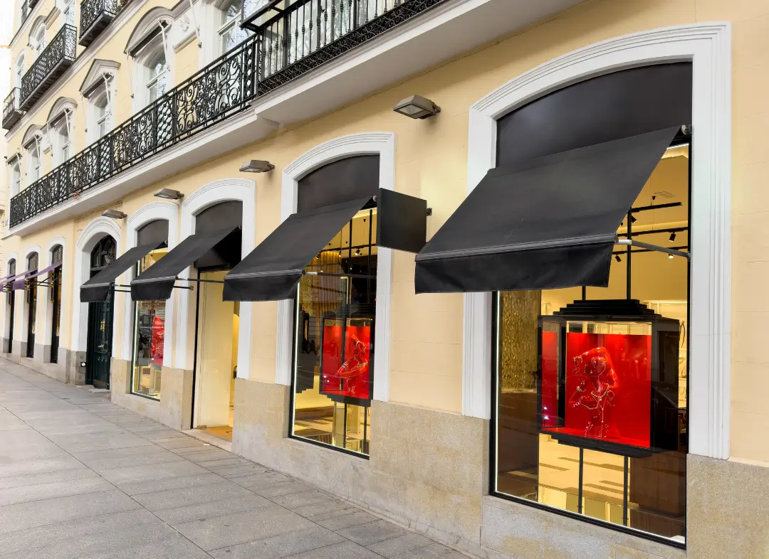 Façade vitrine de magasin en aluminium sur mesure à Saint-Martin-Boulogne